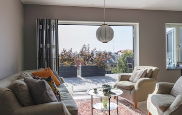 InteriÃ¶rbild vardagsrum och fransk balkong