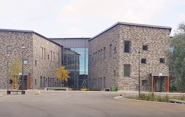 Bakre entrÃ©n frÃ¥n skolgÃ¥rden